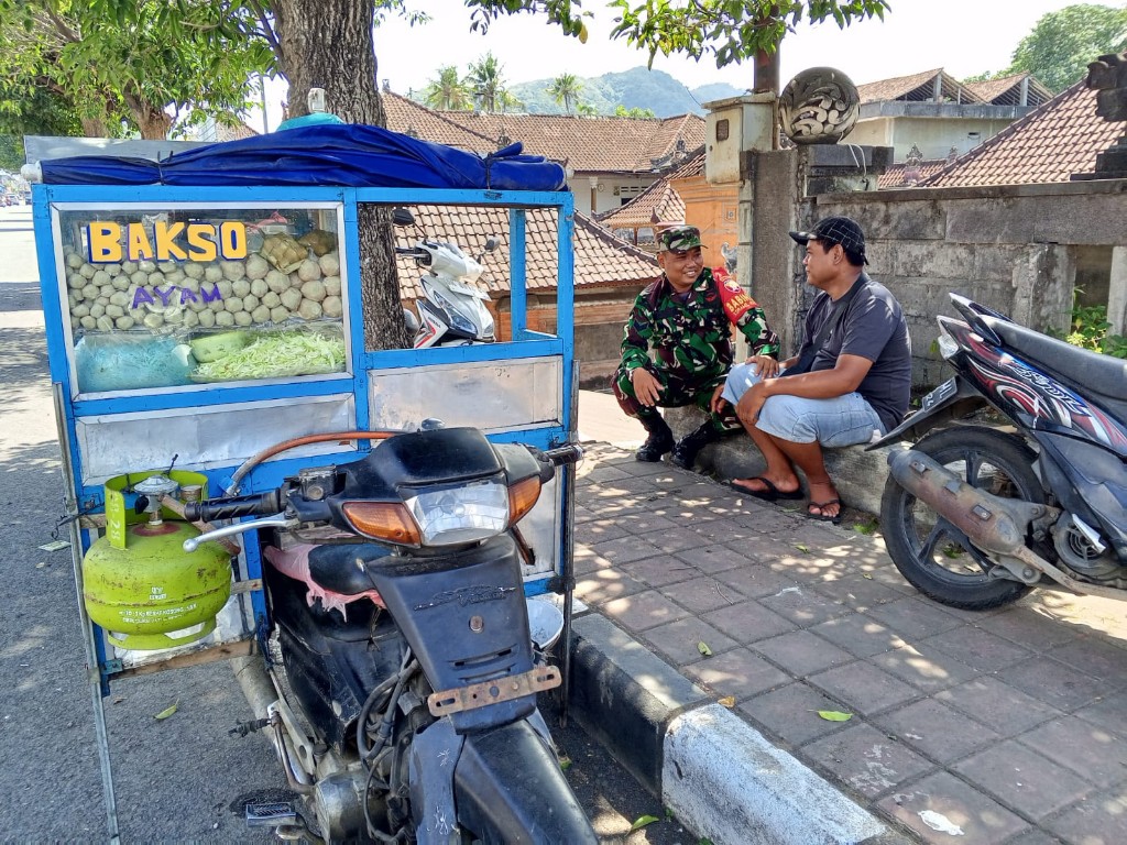 Babinsa Sampalan Tengah Komsos Bersama Pedagang Bakso Keliling