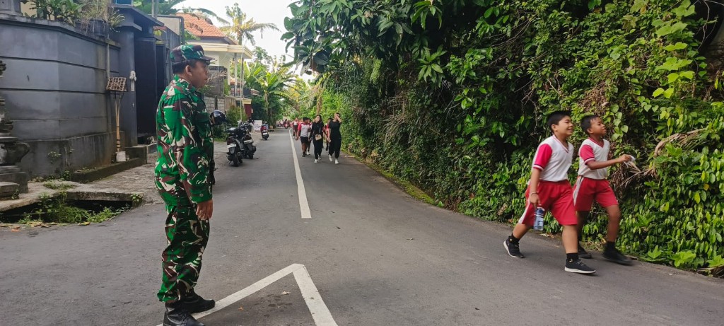 Babinsa Koramil Dawan Kawal Jalan Santai HUT Ke 41 Sekaa Taruna Yohana Vidya Graha
