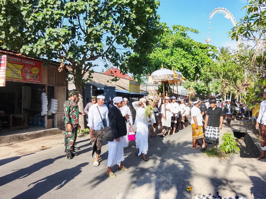 Aparat Gabungan Di Nusa Penida Gelar Pengamanan Prosesi Ida Bhatara Turun Kabeh  Di Pura Penataran Ped