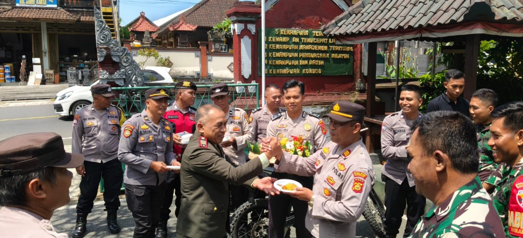 Koramil Banjarangkan Dikunjungi Polsek Sampaikan Selamat Ulang tahun Ke 80 TNI