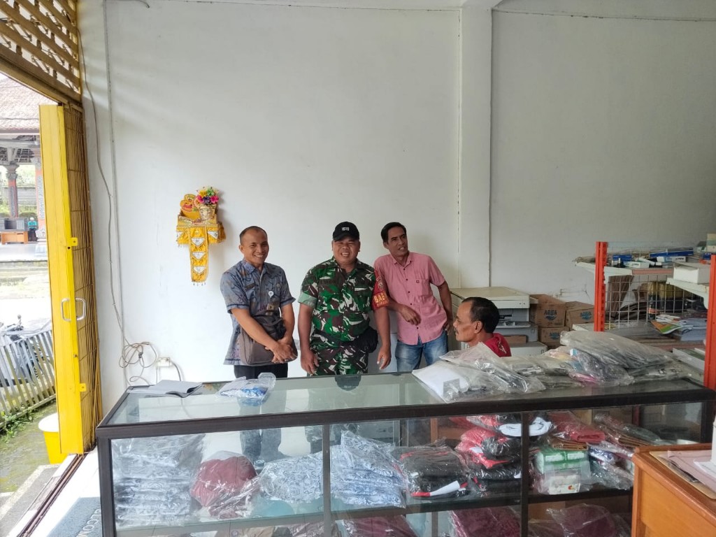 Gelar Komsos Di Bumdes Getakan, Serma Wayan Sukadana Himbau Warga Terkait  Perubahan Cuaca