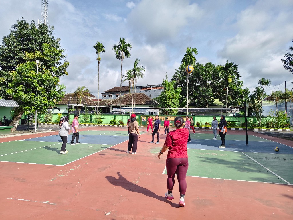 Persit KCK Cabang XXXIII Kodim Klungkung Gelar Olahraga Bersama