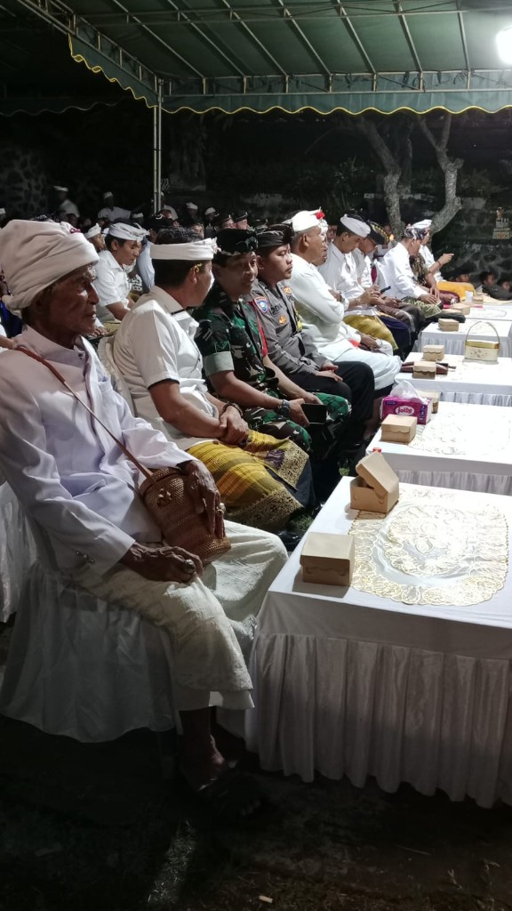 Pjs Danramil Dawan Didampingi Babinsa Pesinggahan Hadiri Pelantikan Bendesa Adat Pesinggahan Periode 2025 – 2030