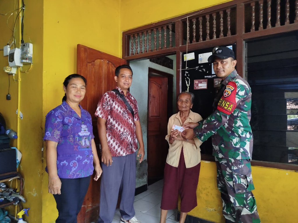 Babinsa Dawan Kaler Awasi Penyaluran BLT Berjalan Sesuai Ketentuan Dan Tepat Sasaran