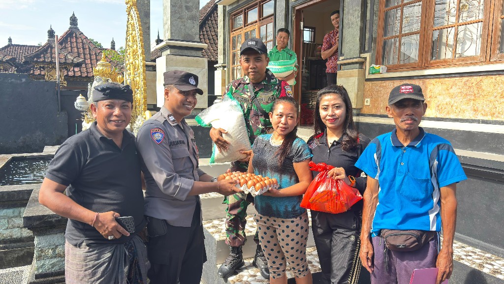 Babinsa Tohpati Dampingi Pemdes Salurkan Sembako Bagi Kaum Lansia