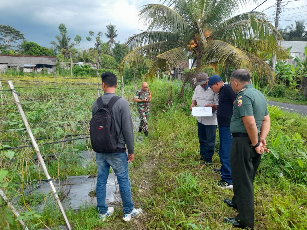 Danramil Banjarangkan Turun Langsung Tinjau Lahan Rencana Pengajuan Pembangunan KDKMP Desa Tusan