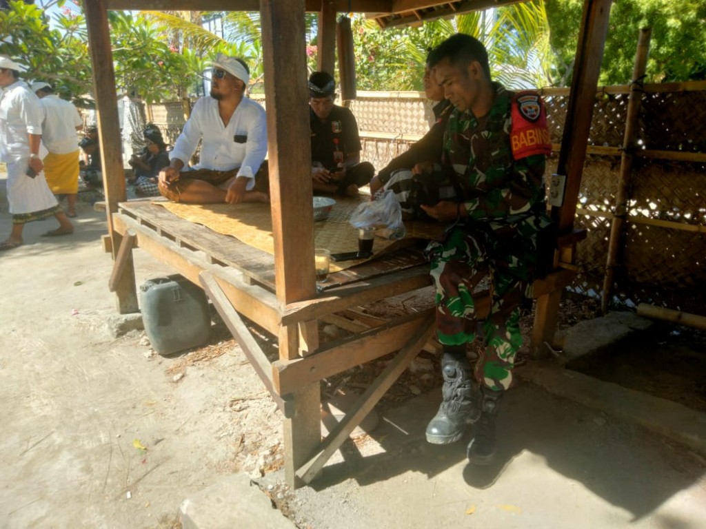 Babinsa Koramil Nusa Penida Gelar Pengawalan Melaspas Taring Di Desa Adat Dalem Setra Batununggul 