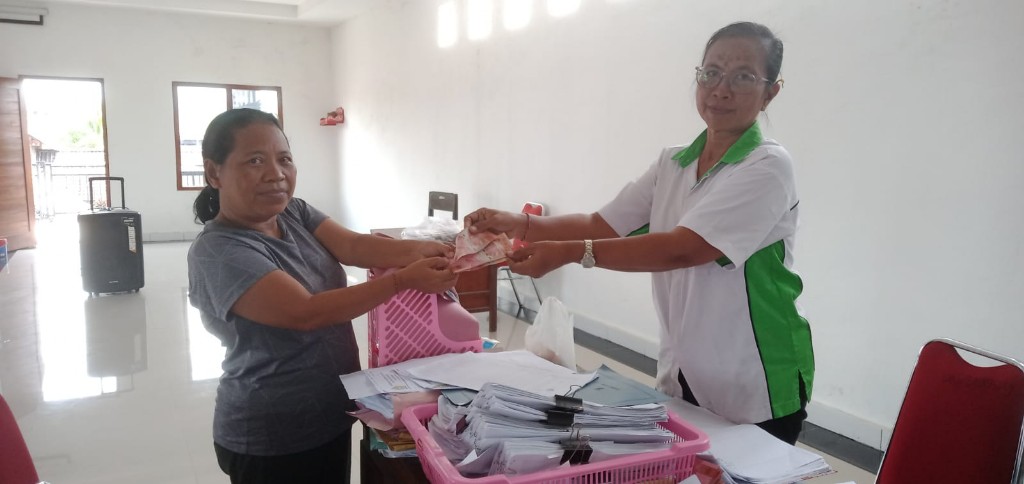 Babinsa Koramil Klungkung Hadirkan Rasa Aman Penyaluran BLT-DD Di Desa Kamasan