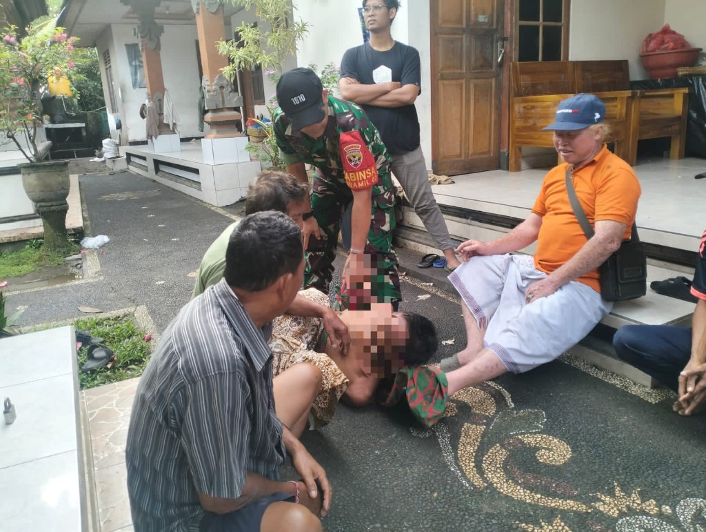 Babinsa Koramil Banjarangkan Dampingi Dinsos Evakuasi ODGJ Di Dusun Kawan 
