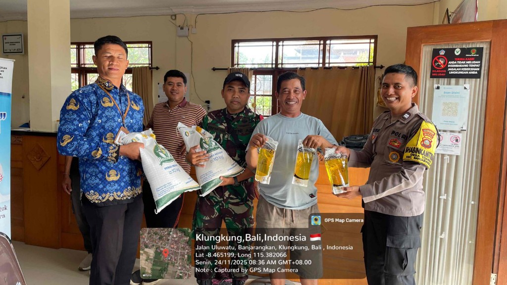 Semangat Beri Pengabdian, Babinsa Tohpati Kawal Penyaluran Bantuan Pangan