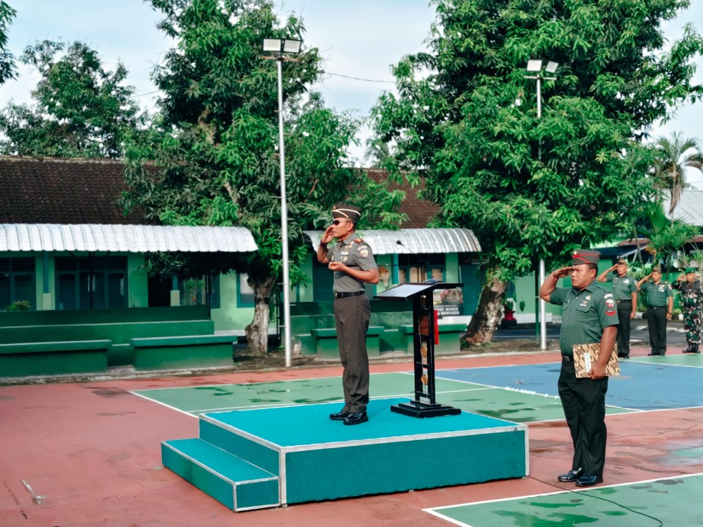 Dandim Klungkung Pimpin Upacara Bendera Hari Senin Di Lapangan Makodim