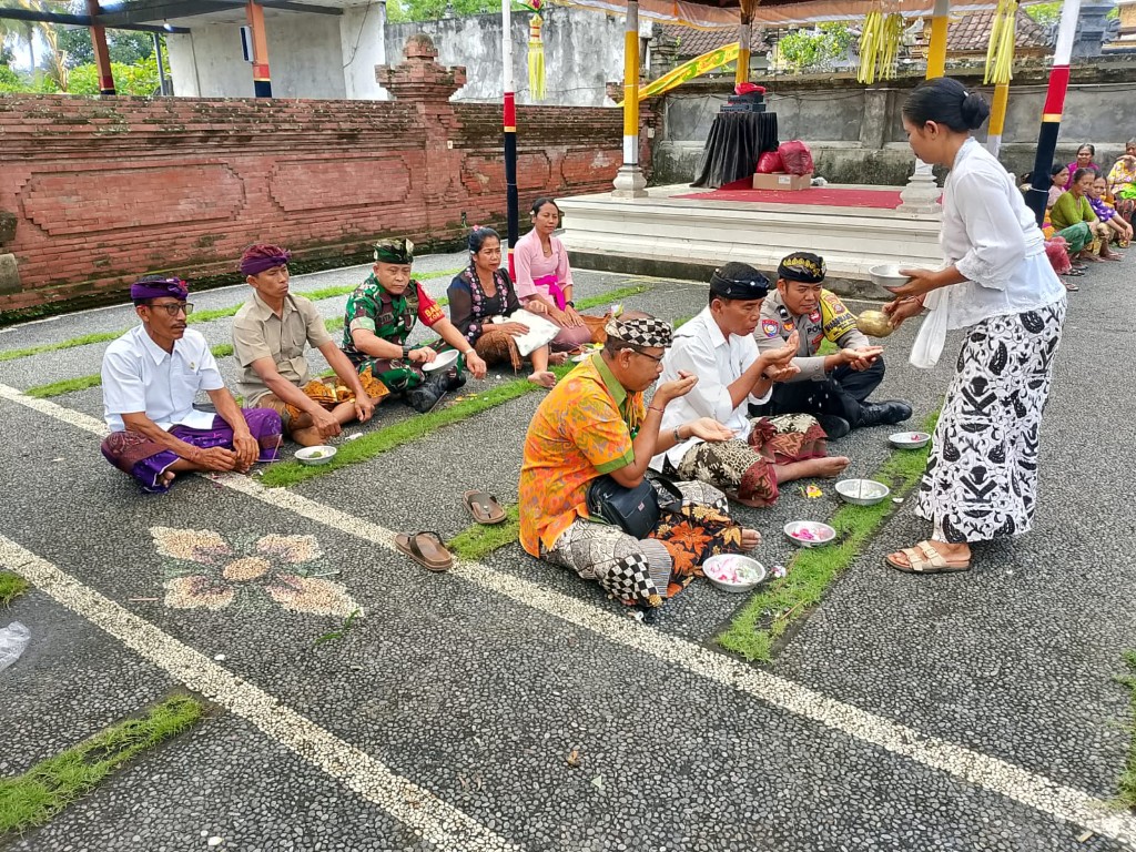 Babinsa Bakas Dampingi Perbekel Gelar Kunjungan Silahturahmi Di Pura Switan Desa Bakas
