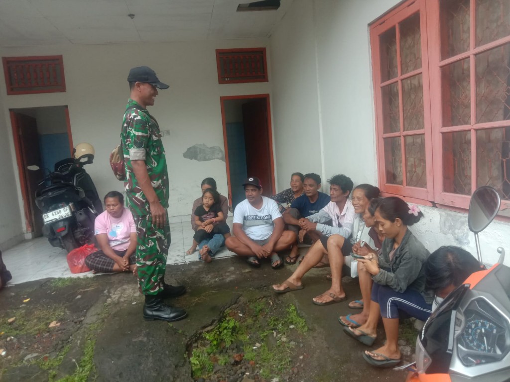 Kantor Pos Klungkung Dipadati Warga Penerima BLT, Babinsa Koramil Klungkung Turun Gelar Pengamanan