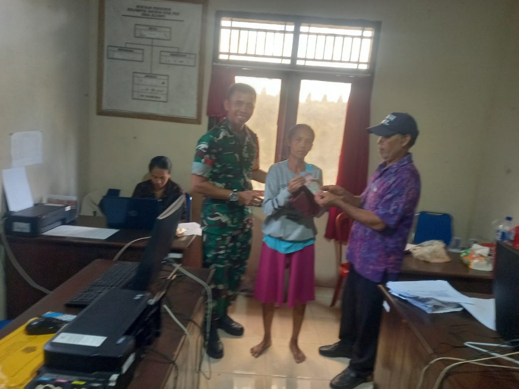 Babinsa Klumpu Dampingi Pencairan BLT DD Wujud Peran Aktif TNI Sukseskan Program Pemerintah