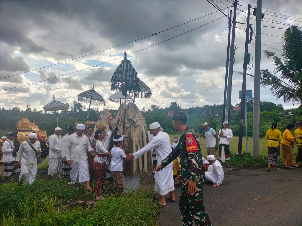Tiga Pilar Di Semarapura Kauh Bersatu Amankan Upacara Ngider Buana  Ida Sesuhunan Pura Pucak