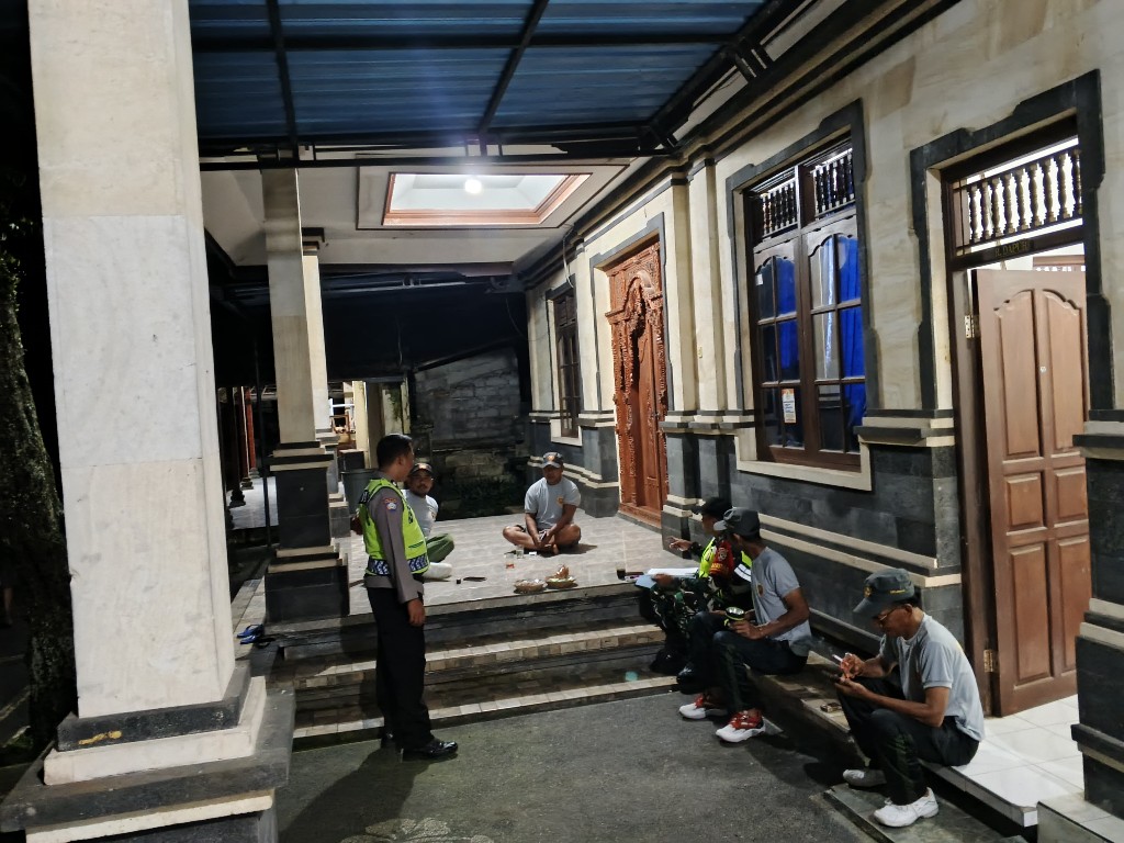 Aparat Gabungan Di Desa Selisihan Gelorakan Siskamling Dan Ronda Malam