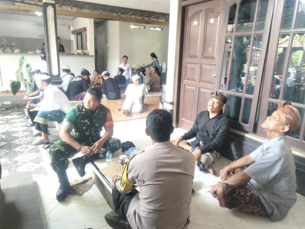 Pantau Perayaan Hari Raya Kuningan, Babinsa Semarapura Kaja...