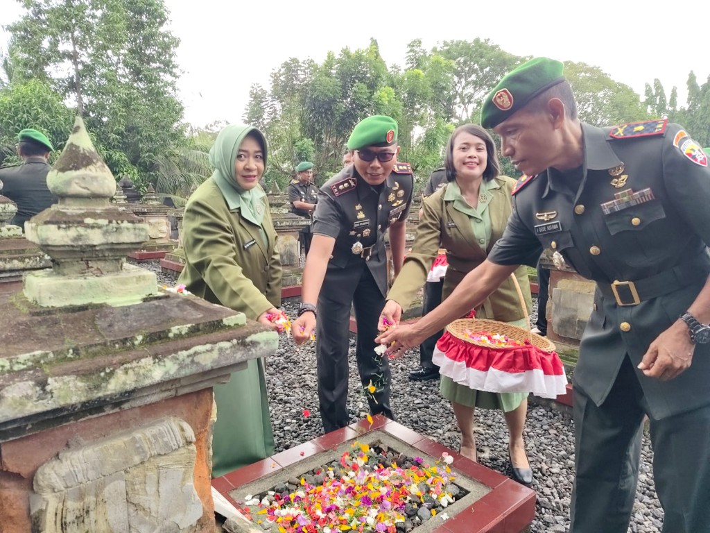 Dandim Klungkung Pimpin Ziarah Rombongan Dan Tabur Bunga Hari...