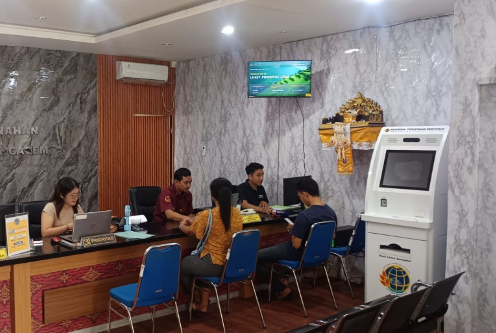 Kantor pertanahan Karangasem tetap buka semasa libur Natal