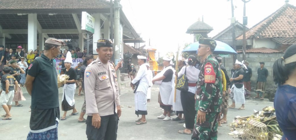 Kawal Ketat Pengabenan, Babinsa Satra Bersinergi Bersama Bhabinkamtibmas Dan Pecalang