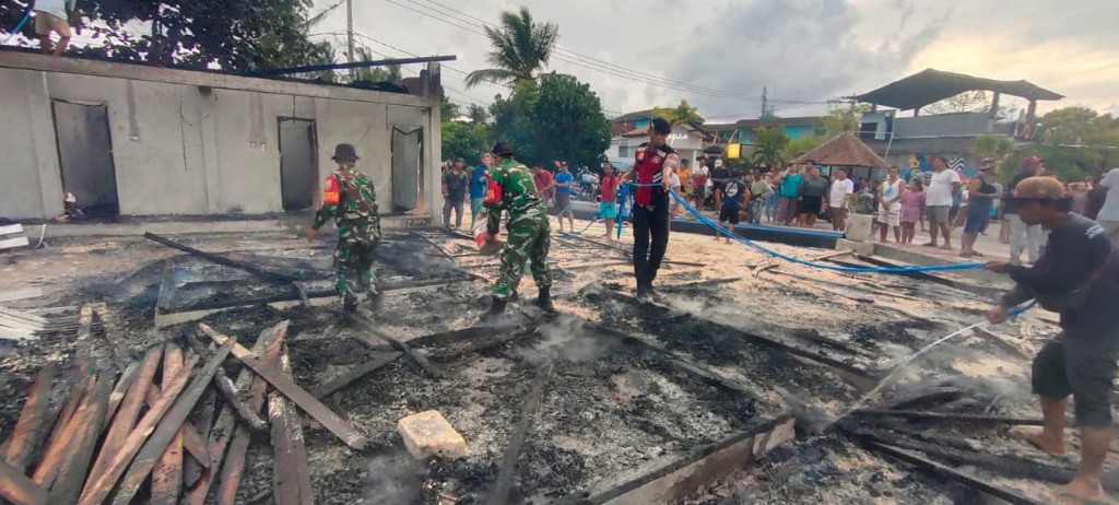 Bangunan Warung Terbakar, Babinsa Koramil Nusa Penida Bersama Subsektor Dan Warga Jungutbatu Gelar Penanganan