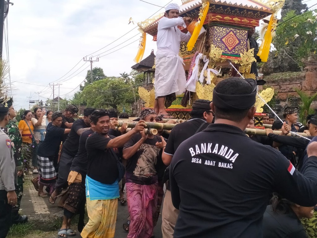 Babinsa Bakas Bersinergi Bersama Bhabinkamtibmas Dan Pecalang Sukseskan Upacara Keagamaan Pitra Yadnya