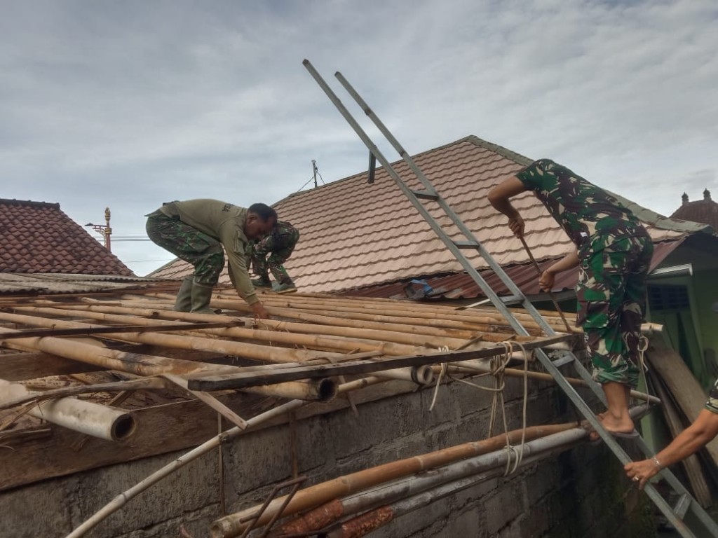 Koramil Banjarangkan Gotong Royong Perbaiki Rumdis Di Makoramil