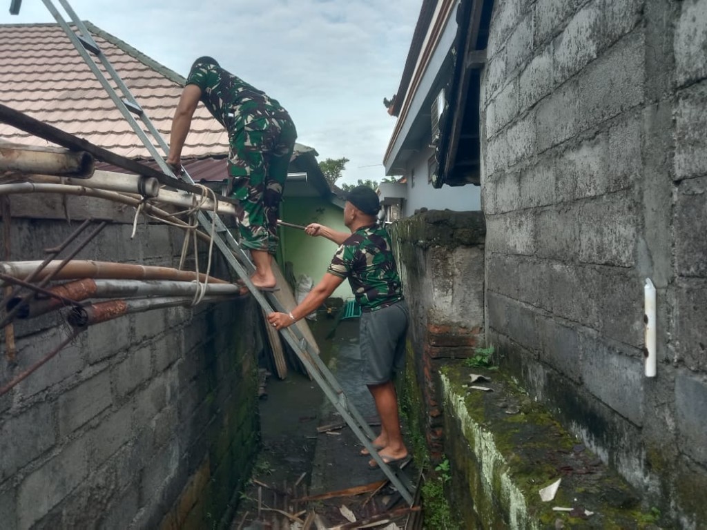 Antisipasi Lonjakan Kunjungan Wisatawan , Aparat Gabungan Gelar pengamanan Di Posko Terpadu Nataru Banjar Nyuh