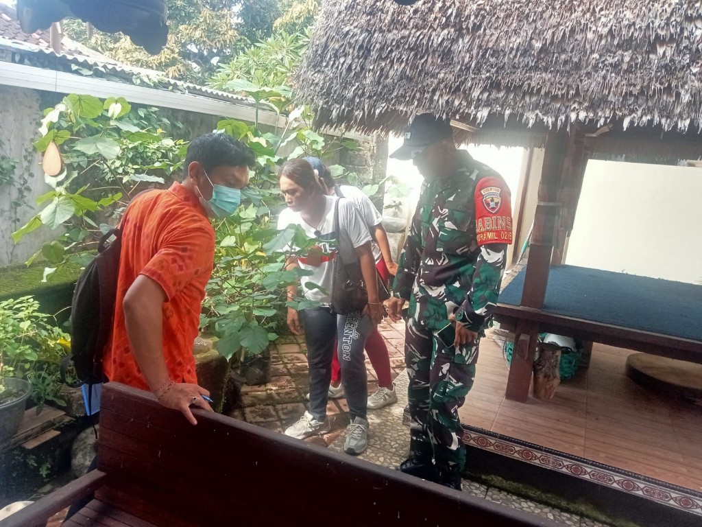 Babinsa Tusan Bersinergi Gelar Pemberantasan Sarang Nyamuk Di Dusun Kaler