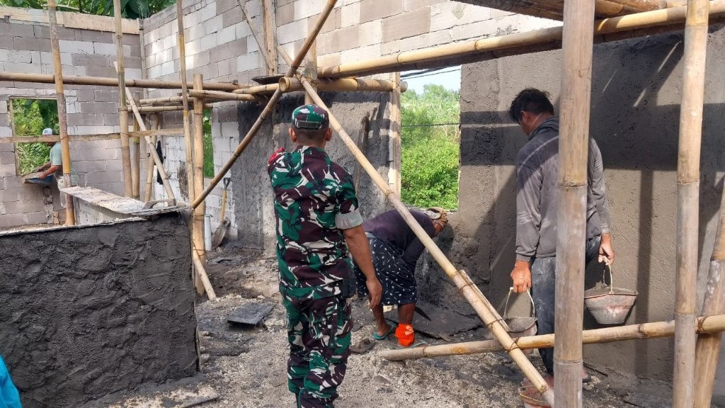Turun Lokasi, Babinsa Lermbongan Tinjau Progres Pembangunan Dapur Sehat MBG