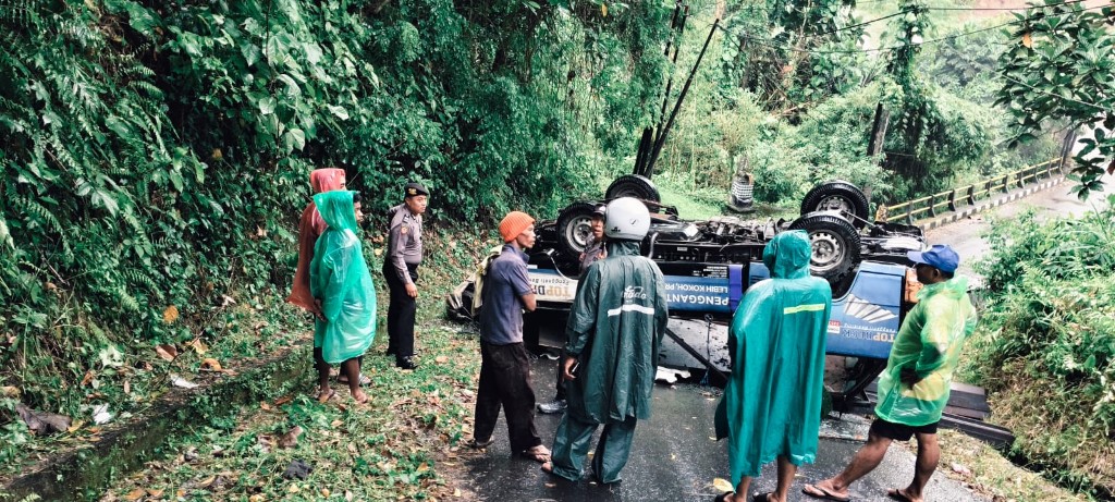 Pick Up Terguling di Tanjakan Penasan–Anjingan, diduga mesin tidak kuat nanjak