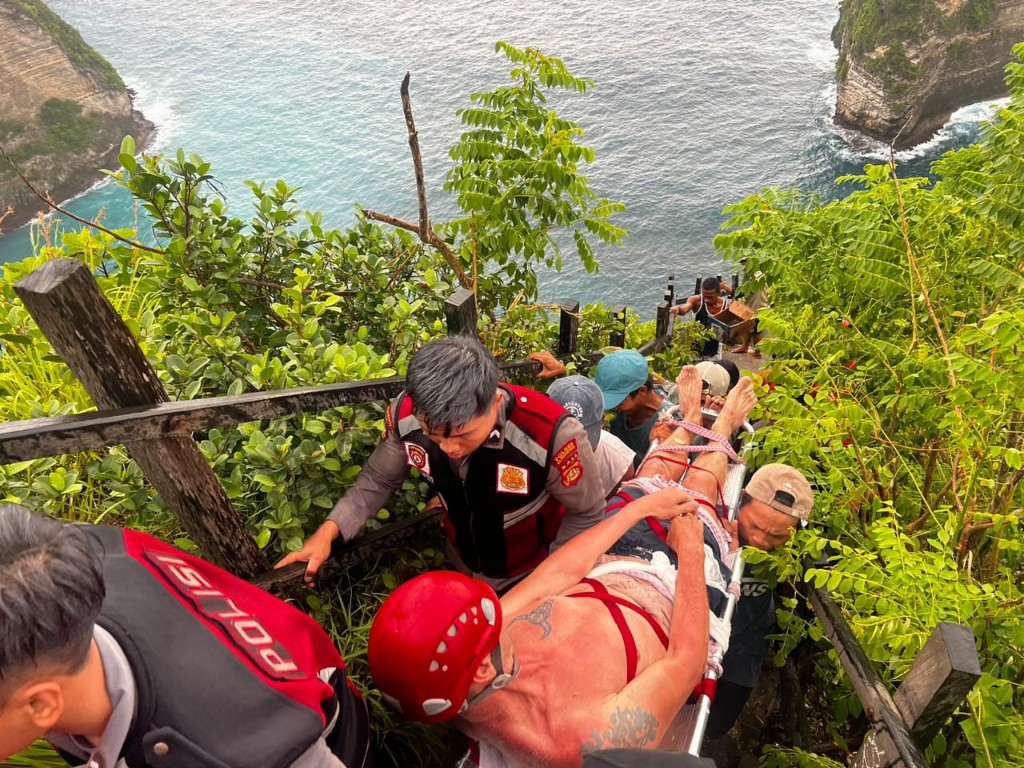 Polsek Nusa Penida Bersama Basarnas Evakuasi WNA Republik Ceko yang Tergulung Ombak di Pantai Kelingking.