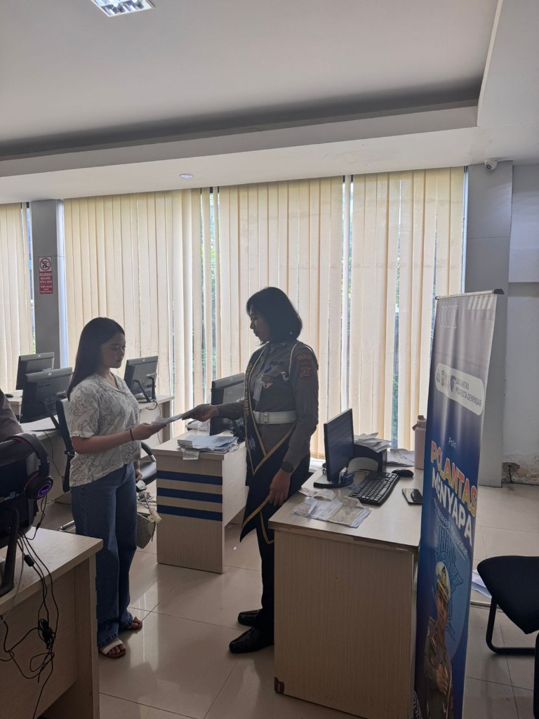 Pelayanan Humanis SIM Satpas Polresta Denpasar Bantu Pemohon...