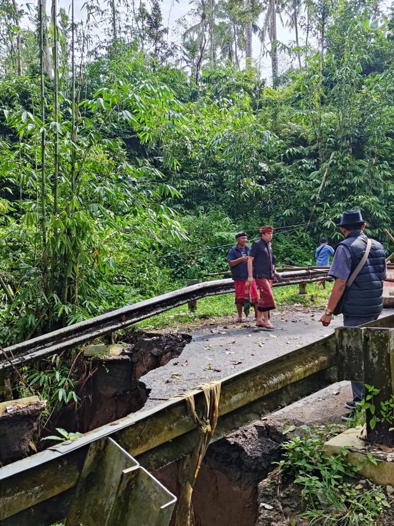Komisi III DPRD Bangli Tuding Jalan Jebol Akibat Salah...