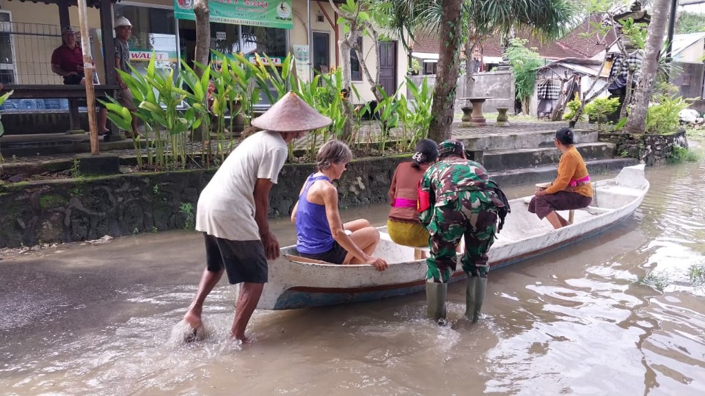 Akses Jalan Terendam Air,  Babinsa Lembongan Turun Tangan Lancarkan Aktifitas Warga Dan Wisatawan