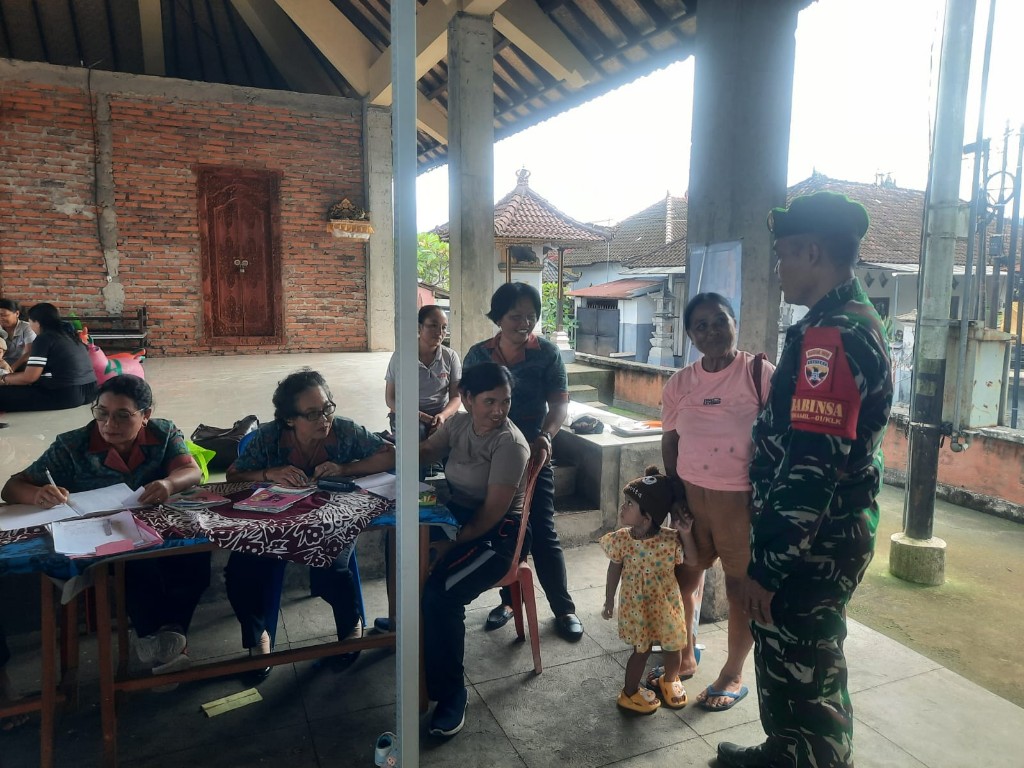 Optimalkan Layanan Kesehatan, Babinsa Koramil Klungkung Hadir Dampingi Posyandu Dusun Kaleran