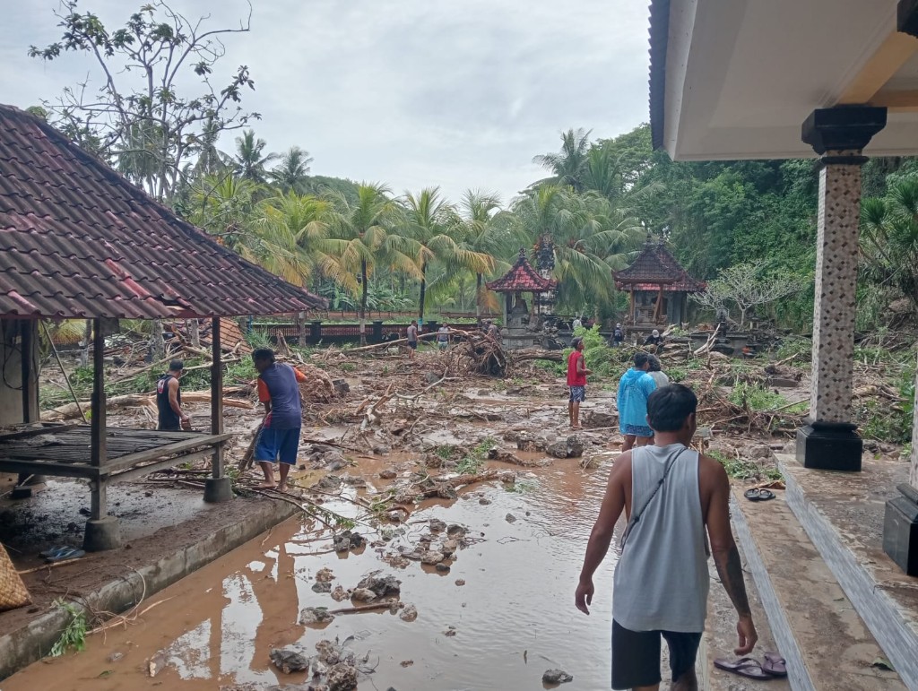 Hujan Mengguyur Nusa Penida, Babinsa Sakti  Pantau Obyek Wisata Crystal Bay
