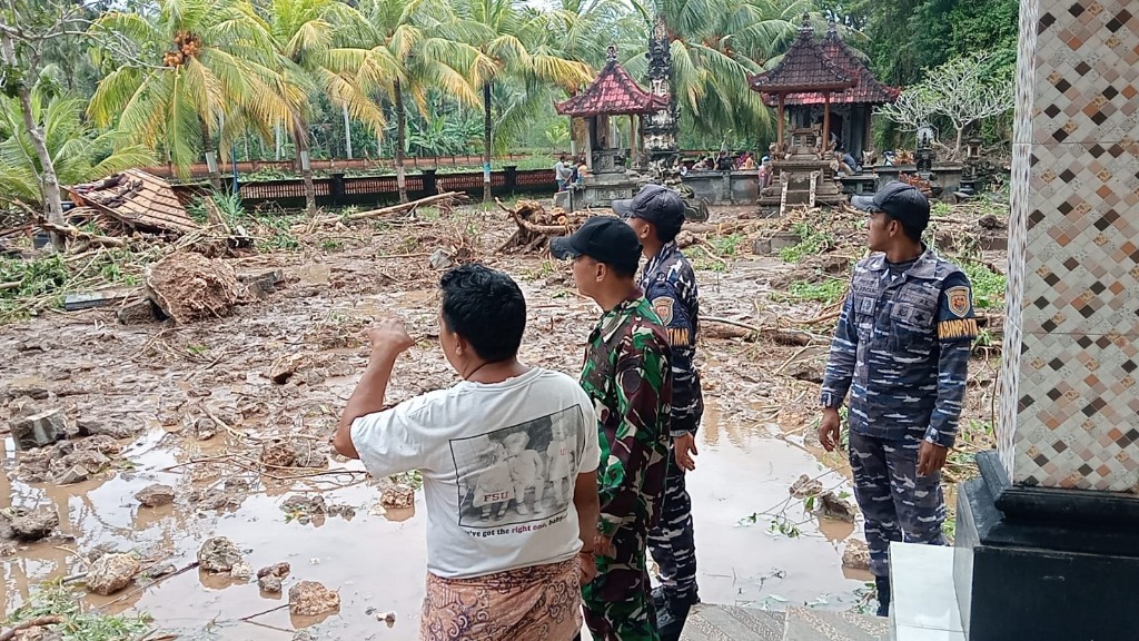 Danramil Nusa Penida Turun Lokasi Tinjau Tanah Longsor Di Pura Ulun Danu, Banjar Penida