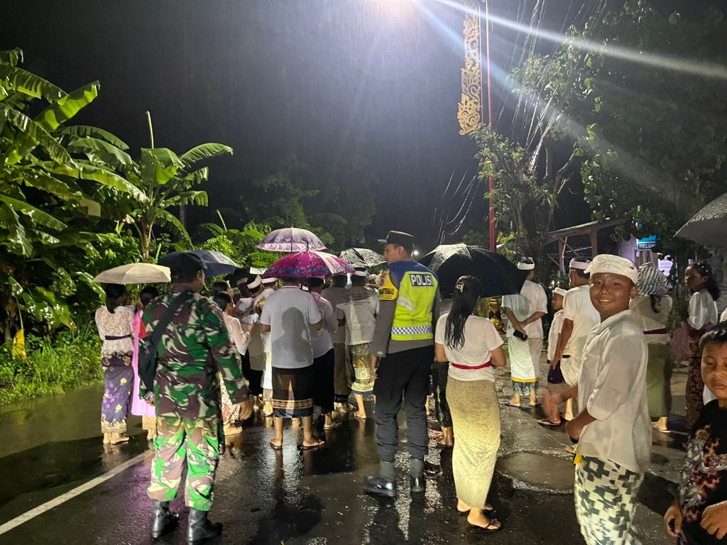 Meski Hujan, Babinsa Koramil Nusa Penida Sigap Kawal Upacara Keagamaan Di Desa Adat Kutampi 