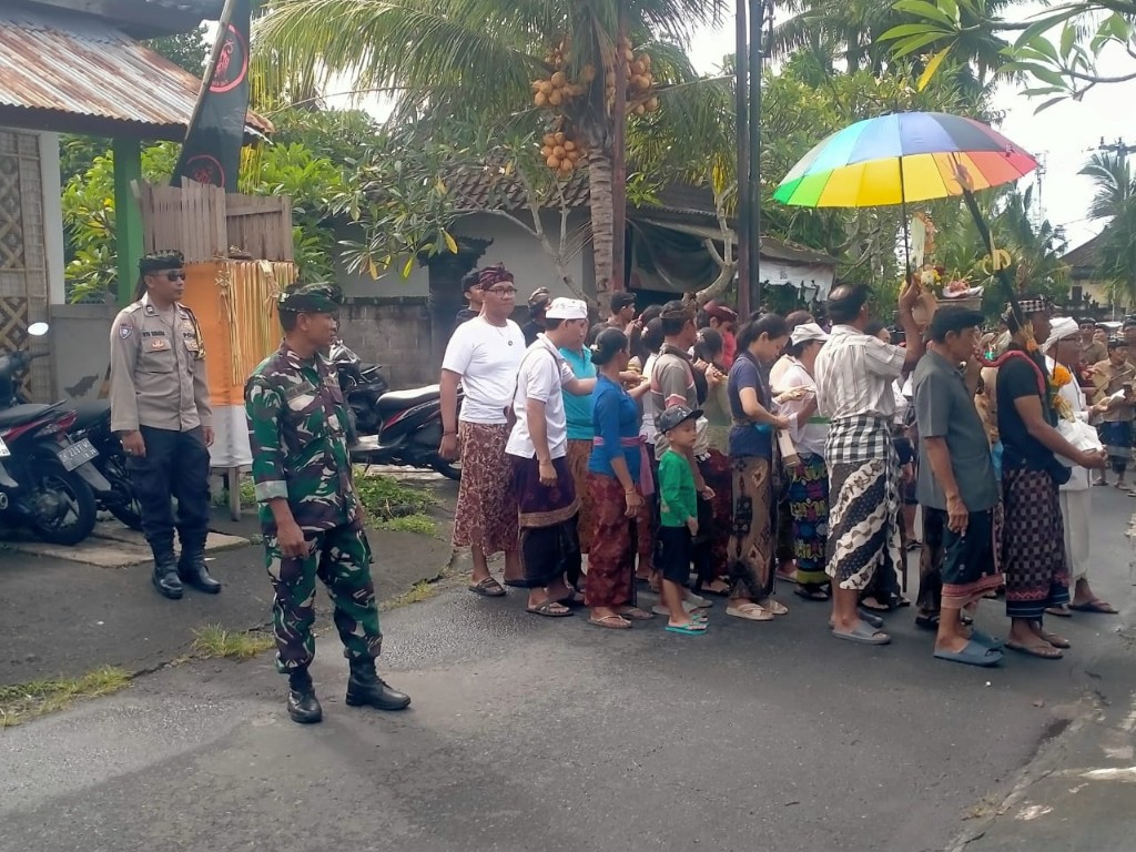 Bersatu, TNI Polri Dan Pecalang Amankan Upacara Keagamaan Warga...