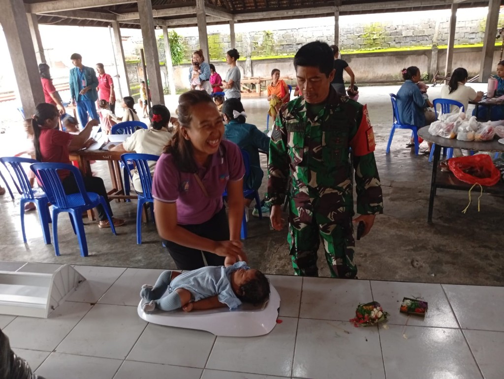 Babinsa Koramil Dawan Dampingi Posyandu ILP Siklus Hidup ini  Desa Pesinggahan 