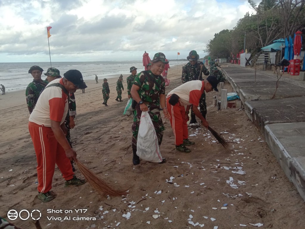 Kodim Klungkung Ikut Serta Aksi Bersih Sampah Laut  Di Pantai Kuta