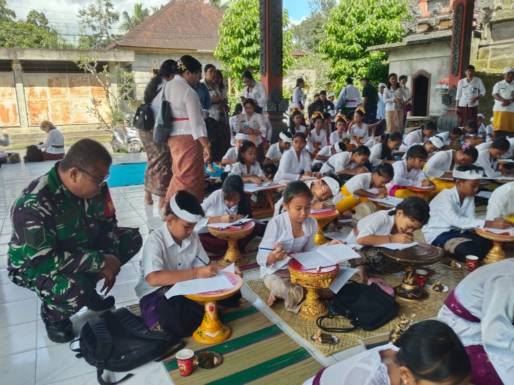Babinsa Koramil Banjarangkan Hadiri Bulan Bahasa Bali VIII Di Balai  Adat Dusun Getakan