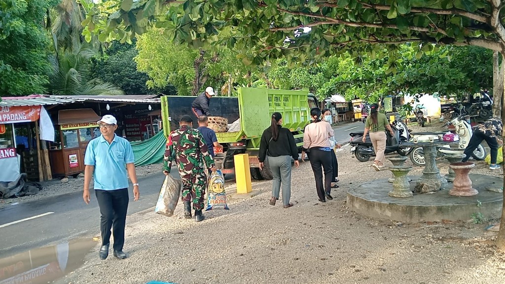 Babinsa Koramil Nusa Penida Pelopori Aksi Bersih Pantai