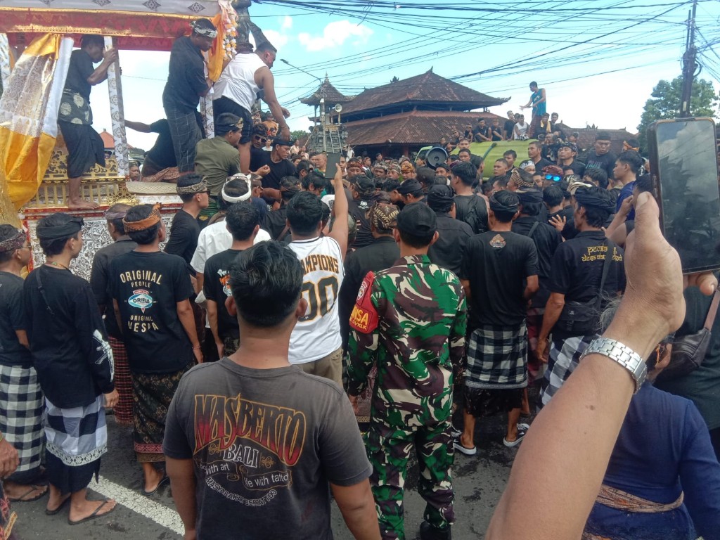 Pengawalan Ketat, Aparat TNI Polri Dan Pecalang Di Desa Tojan Bersinergi Di Upacara Pengabenan