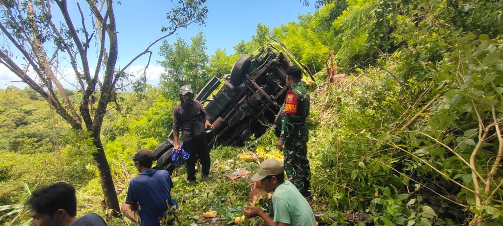 Mobil Truck Jatuh Ke Jurang Di Desa Kutampi