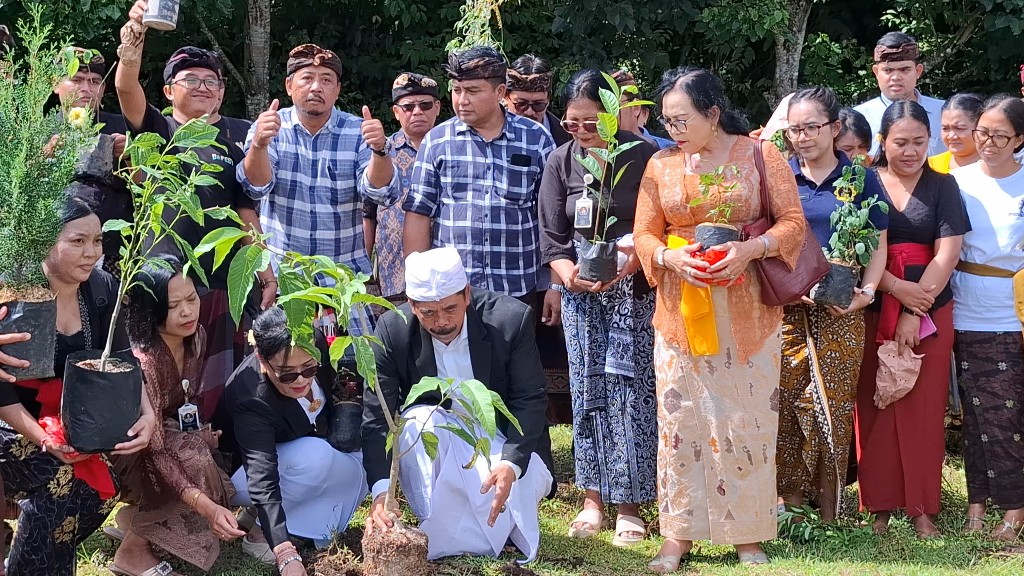 Implementasi Program Pusat dan Jelang Tumpek Uye, UHN Sugriwa Lepas Satwa dan Tanam Pohon