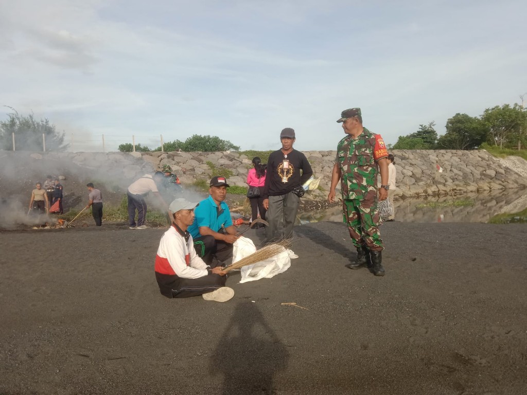 TNI Polri Di Banjarangkan Kerja Bakti Bersih Pantai Sidayu