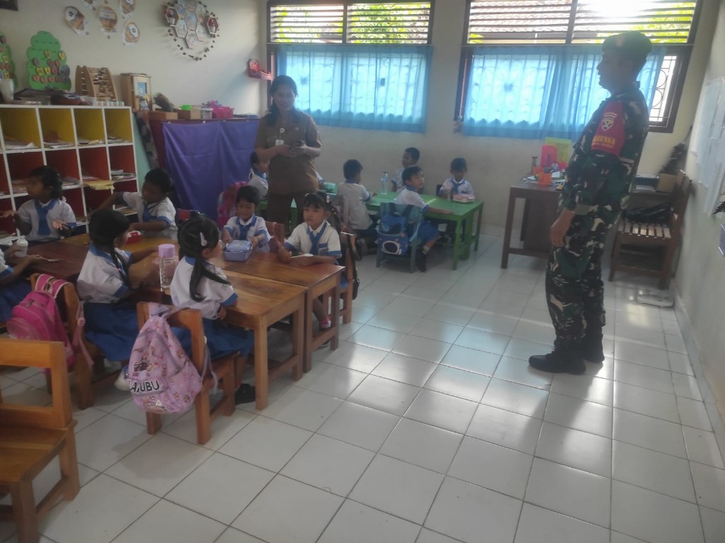 Babinsa Koramil Klungkung Kunjungi TK Negeri Kamasan


Dikunjungi Babinsa, Murid TK Negeri Kamasan Bahagia


