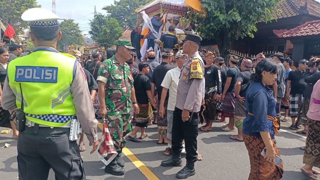 TNI Polri Dan Pecalang  Kawal Pengabenan Di Desa Takmung
